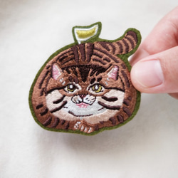 扁東貓刺繡別針 第2張的照片