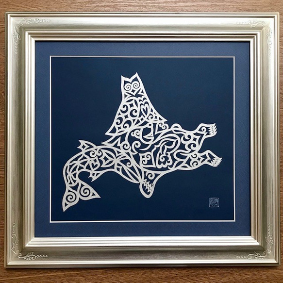 北海道（フクロウ・クマ・サケ）切り絵（アイヌ紋様）紺地に銀色和紙