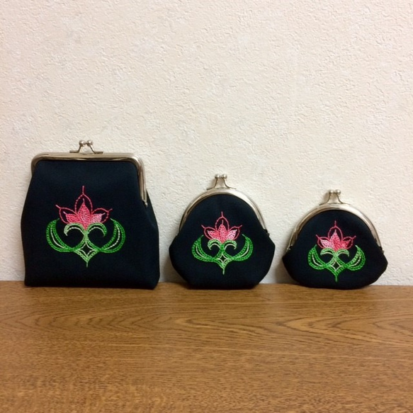 11号帆布（黒）アイヌ刺繍（花模様）がま口・小（口金シルバー丸形8cm）開運・魔除けに！ 4枚目の画像