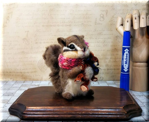 羊毛フェルト リス ぬいぐるみを持ったシマリスちゃん シマリス りす