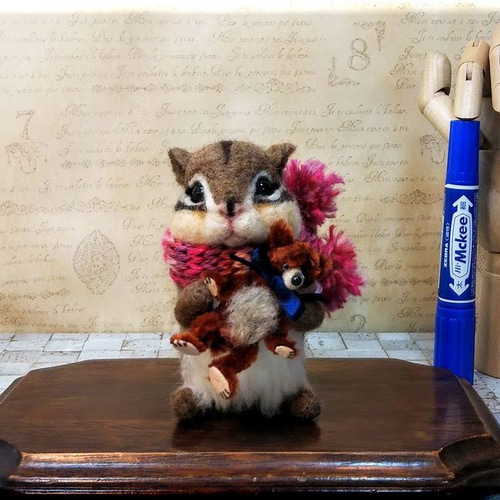 羊毛フェルト リス ぬいぐるみを持ったシマリスちゃん シマリス