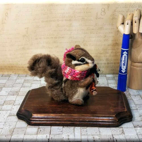 羊毛フェルト リス ぬいぐるみを持ったシマリスちゃん シマリス りす
