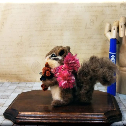 羊毛フェルト リス ぬいぐるみを持ったシマリスちゃん シマリス りす