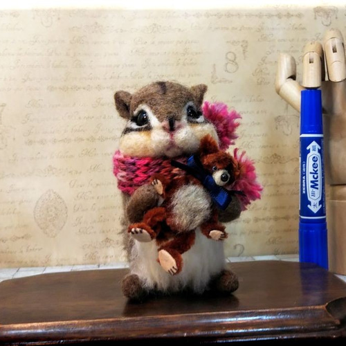 羊毛フェルト リス ぬいぐるみを持ったシマリスちゃん シマリス りす