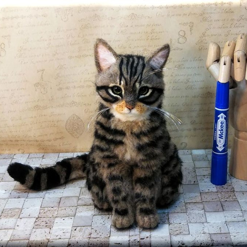 羊毛フェルト猫 キジ猫 ぬいぐるみ 白キジぶち猫のフレーム猫 羊毛フェルト 猫 リアル ぬいぐるみ