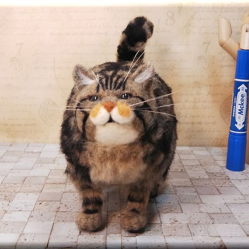 羊毛フェルトおねんね キジトラ子猫 約15cm 羊毛フェルトおねんね キジトラ子猫 約15cm