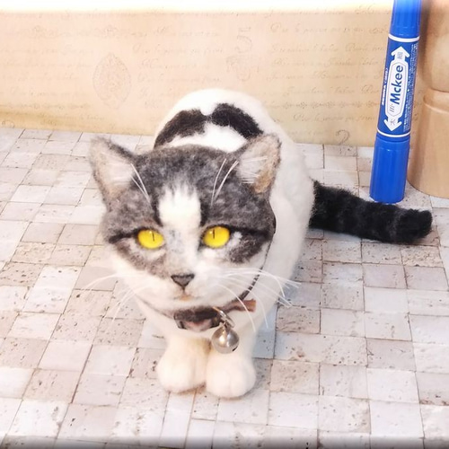 羊毛フェルト 猫 キジシロ猫さんとセキセイインコさん キジ白