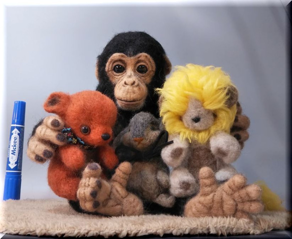 羊毛フェルト　猿　ぬいぐるみ大好きチンパンジー　動物フィギュア 2枚目の画像