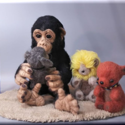 羊毛フェルト　猿　ぬいぐるみ大好きチンパンジー　動物フィギュア 4枚目の画像