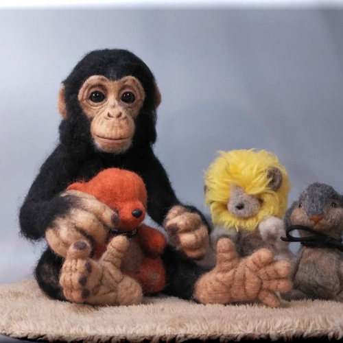 羊毛フェルト 猿 ぬいぐるみ大好きチンパンジー 動物フィギュア 羊毛