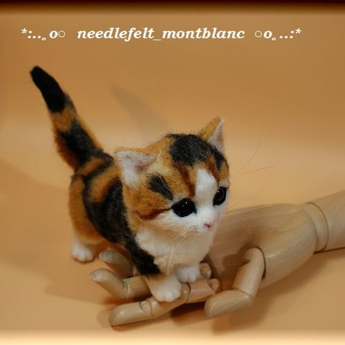 羊毛フェルト　猫　【雨の日の待ち合わせ（初デート編）】　三毛猫ちゃん 羊毛フェルト 猫 三毛猫さん ねこ ネコ 猫フィギュア | iichi