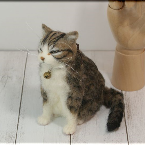 羊毛フェルト猫 キジ猫 ぬいぐるみ 白キジぶち猫のフレーム猫 羊毛フェルト 猫 リアル ぬいぐるみ