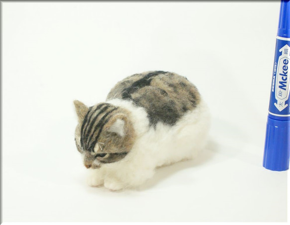 羊毛フェルト　猫　ぽっちゃりなキジシロさん　猫フィギュア　キジ白猫 3枚目の画像
