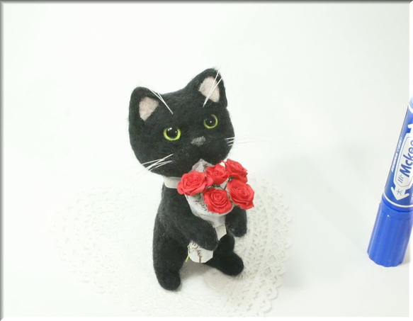 羊毛フェルト　猫　バラの花束を持った黒猫さん　猫フィギュア　 1枚目の画像