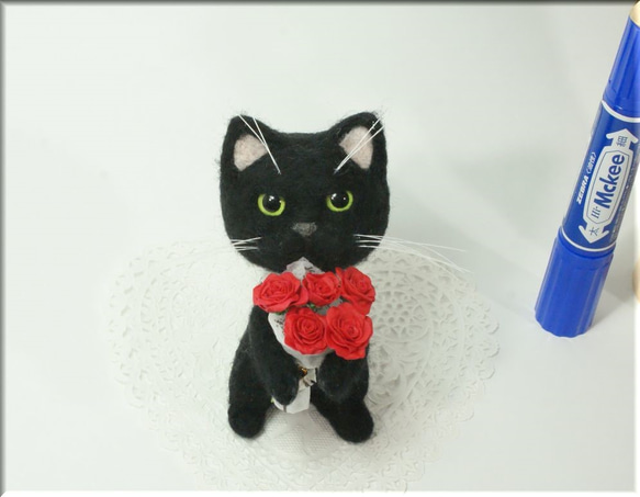 羊毛フェルト　猫　バラの花束を持った黒猫さん　猫フィギュア　 2枚目の画像