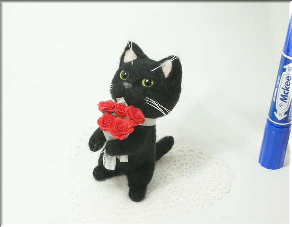 羊毛フェルト　猫　バラの花束を持った黒猫さん　猫フィギュア　 4枚目の画像