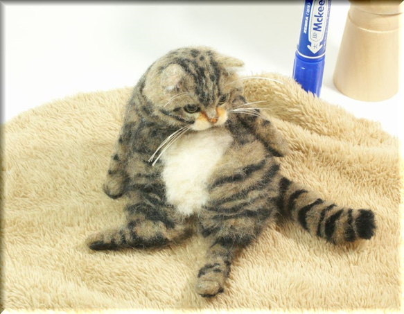 羊毛フェルト　猫　小太りなキジトラ猫さん　ねこ　ネコ　猫フィギュア 1枚目の画像