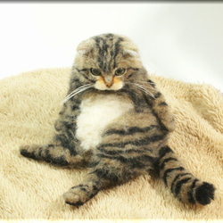 羊毛フェルト　猫　小太りなキジトラ猫さん　ねこ　ネコ　猫フィギュア 2枚目の画像