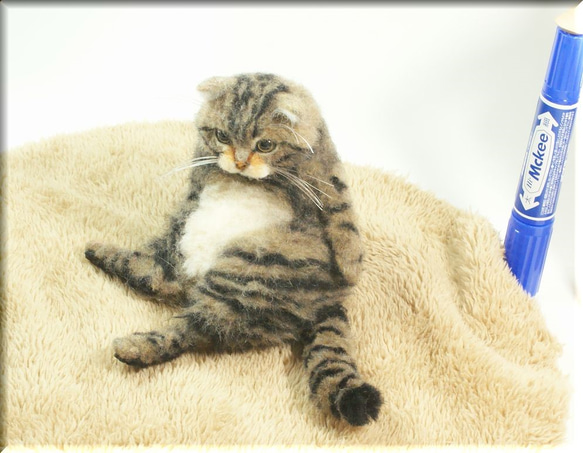 羊毛フェルト　猫　小太りなキジトラ猫さん　ねこ　ネコ　猫フィギュア 3枚目の画像