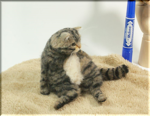 羊毛フェルト　猫　小太りなキジトラ猫さん　ねこ　ネコ　猫フィギュア 4枚目の画像