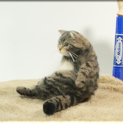 羊毛フェルト　猫　小太りなキジトラ猫さん　ねこ　ネコ　猫フィギュア 6枚目の画像
