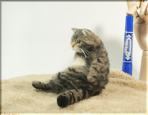羊毛フェルト　猫　小太りなキジトラ猫さん　ねこ　ネコ　猫フィギュア 6枚目の画像