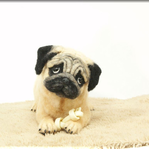 羊毛フェルト犬 パグ 羊毛フェルトパグちゃんキャリアウーマン
