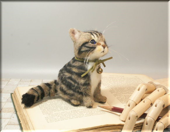 羊毛フェルト　猫　キジトラの子猫ちゃん　ねこ　ネコ　ブラウンタビー 猫フィギュア 2枚目の画像