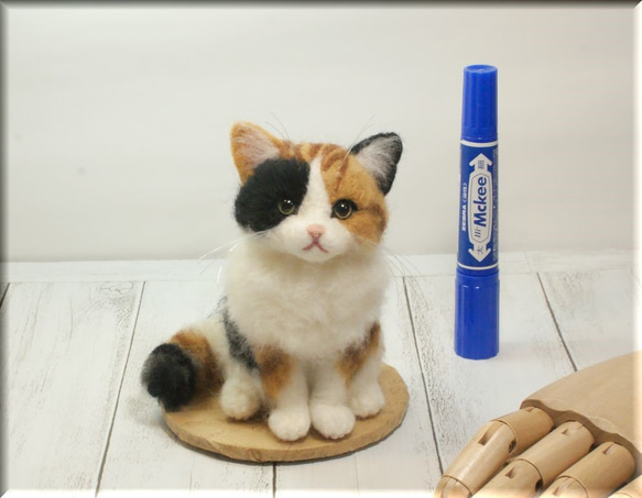 羊毛フェルト　猫　【雨の日の待ち合わせ（初デート編）】　三毛猫ちゃん 羊毛フェルト 猫 【雨の日の待ち合わせ（初デート編）】 三毛猫
