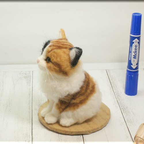 国内作家さま 羊毛フェルト 三毛猫さん かべねこ まぶたに入った模様の影響かキリッとした表情にみえる