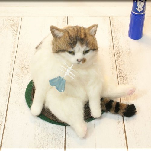 羊毛フェルト 猫 キジシロ猫さんとセキセイインコさん キジ白