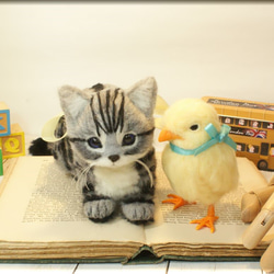 羊毛フェルト　猫　鳥　アメリカンショートヘアの子猫　と　ヒヨコ　猫フィギュア　鳥フィギュア　アメショー 1枚目の画像