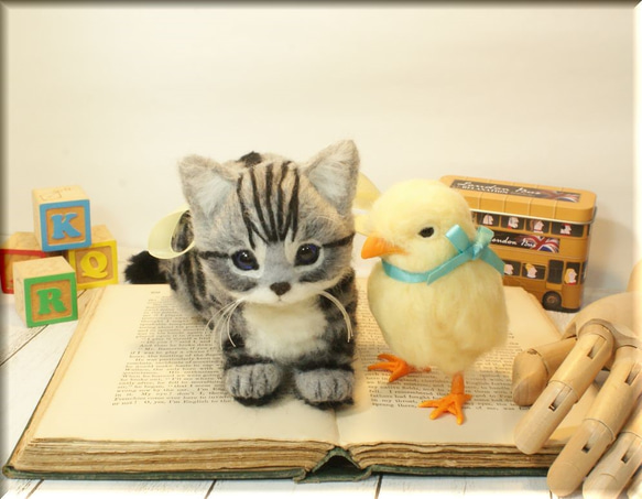 羊毛フェルト　猫　鳥　アメリカンショートヘアの子猫　と　ヒヨコ　猫フィギュア　鳥フィギュア　アメショー 1枚目の画像