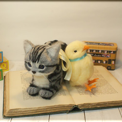 羊毛フェルト　猫　鳥　アメリカンショートヘアの子猫　と　ヒヨコ　猫フィギュア　鳥フィギュア　アメショー 2枚目の画像