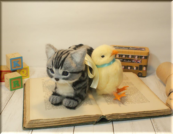 羊毛フェルト　猫　鳥　アメリカンショートヘアの子猫　と　ヒヨコ　猫フィギュア　鳥フィギュア　アメショー 2枚目の画像