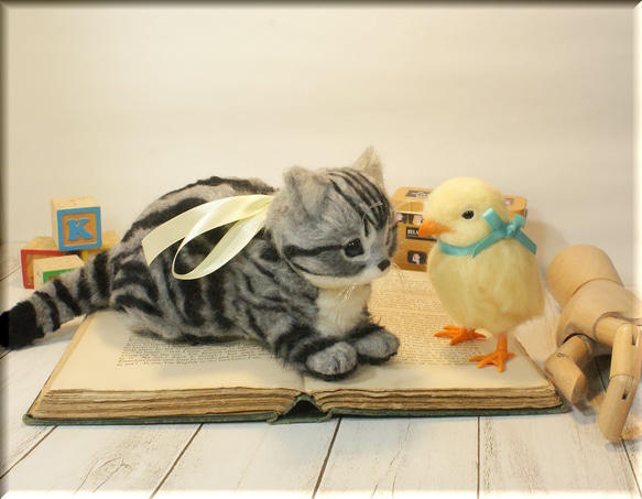 羊毛フェルト　猫　鳥　アメリカンショートヘアの子猫　と　ヒヨコ　猫フィギュア　鳥フィギュア　アメショー 5枚目の画像