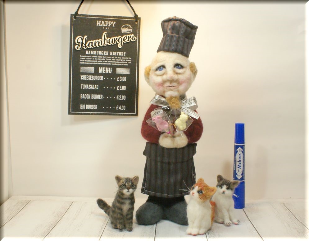 羊毛フェルト　コックさん　と　3匹の猫ちゃん達　猫フィギュア