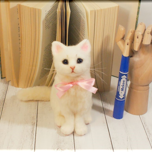 羊毛フェルト　白猫 猫がいる風景🐈 ＊ さば白猫さん ちょっと乗り出し気味で