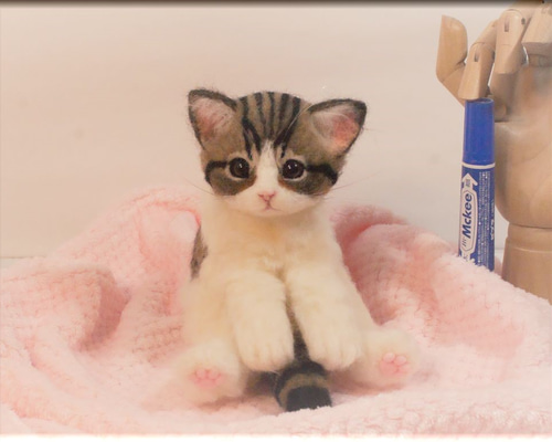 キジ白のフレーム猫 羊毛フェルト 猫 リアル ぬいぐるみ 愛猫