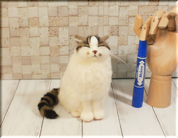 羊毛フェルト　猫　キジシロ猫さん　キジ白　ねこ　ネコ　猫フィギュア 2枚目の画像