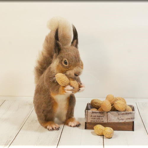 羊毛フェルト　リス 受注制作✨羊毛フェルトのシマリスの女の子 | iichi 日々の暮らしを