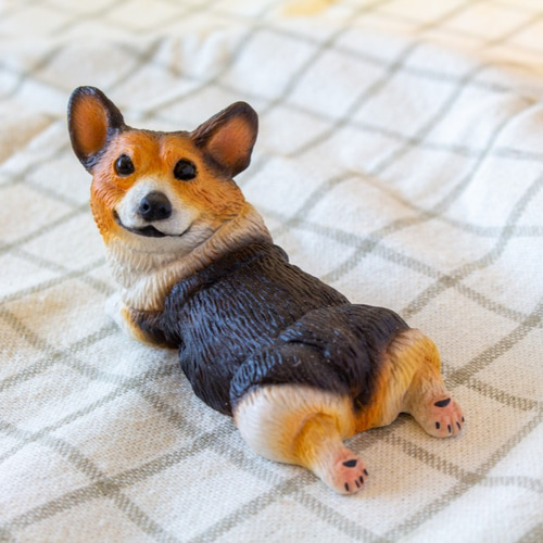 木彫りのコーギー（制作中） 振り返る動物シリーズ–短足のコーギー 箸置き/筆置き 立体・オブジェ