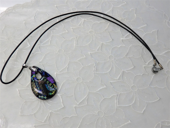 ベネチアンガラスのダイクロガラスのペンダント、ネックレス 3枚目の画像