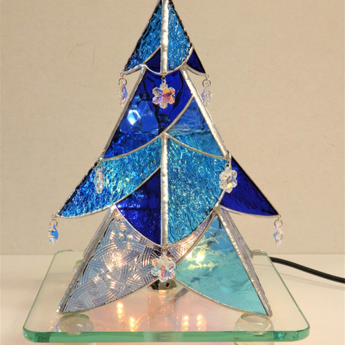 ステンドグラスのクリスマスツリーのランプ　　４段　点滅花火球付き ステンドグラスのクリスマスツリーのランプ 4段 点滅花火球付き