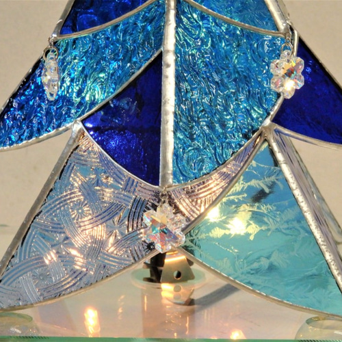 ステンドグラスのクリスマスツリーのランプ　　４段　点滅花火球付き ステンドグラスのクリスマスツリーのランプ 4段 点滅花火球付き