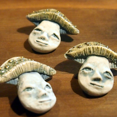 人面キノコのブローチ ブローチ 須藤忠隆 通販 602616｜Creema(クリーマ)