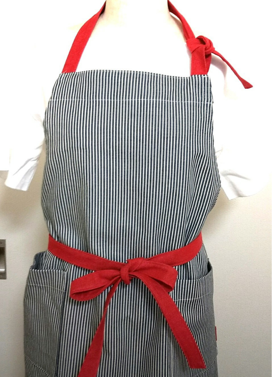 再販綿100％ヒッコリーのエプロン  紐配色赤のデニム  ★男女兼用プレゼントにも！