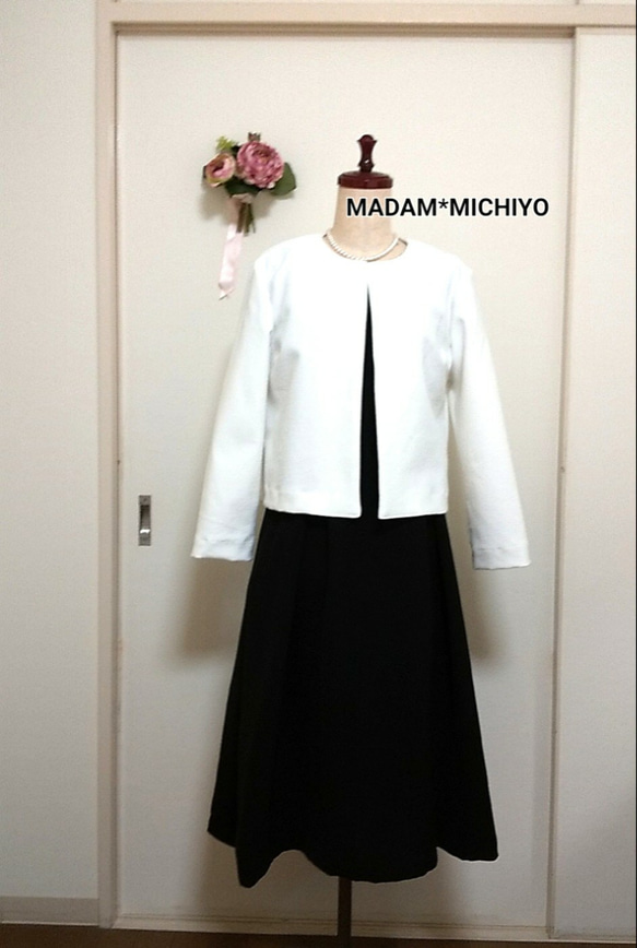 オフホワイトのノーカラージャケット フォーマルにもカジュアルにも