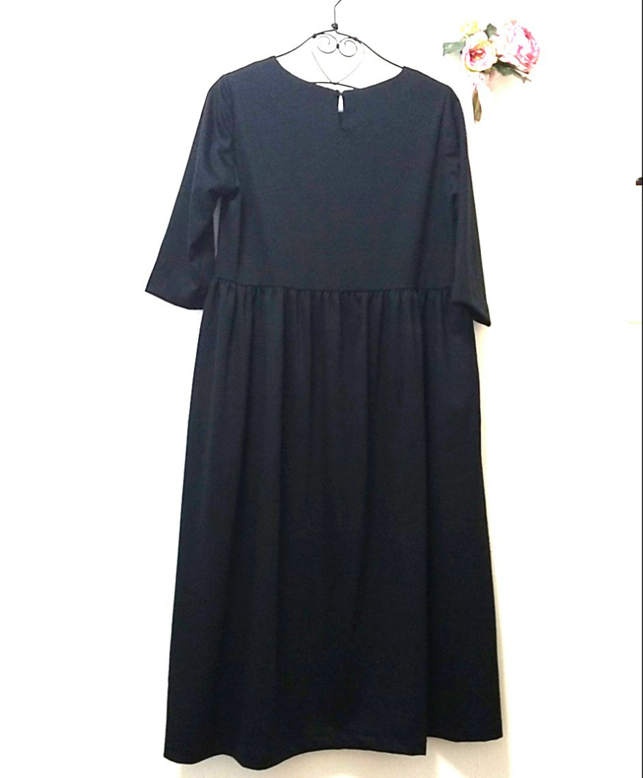 再販  黒のワンピース          フォーマルにも！