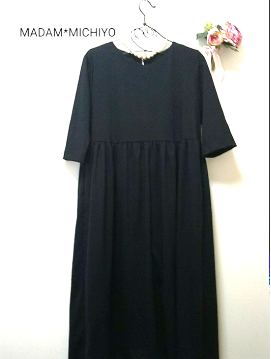 再販  黒のワンピース          フォーマルにも！